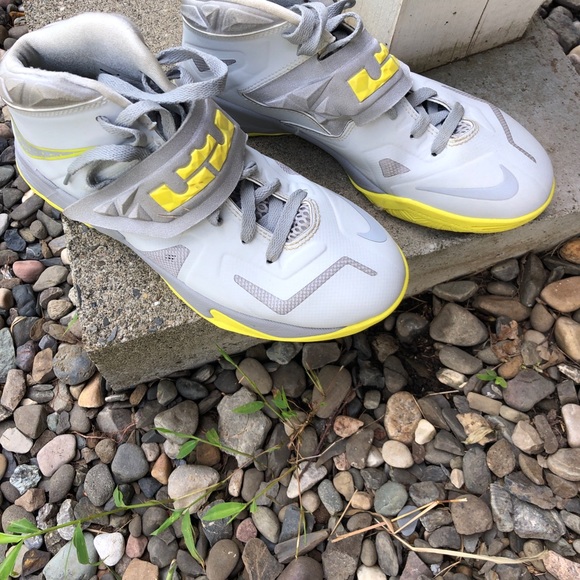 Nike youth 6.5 basketball sneakers grey and yellow - Picture 3 of 8